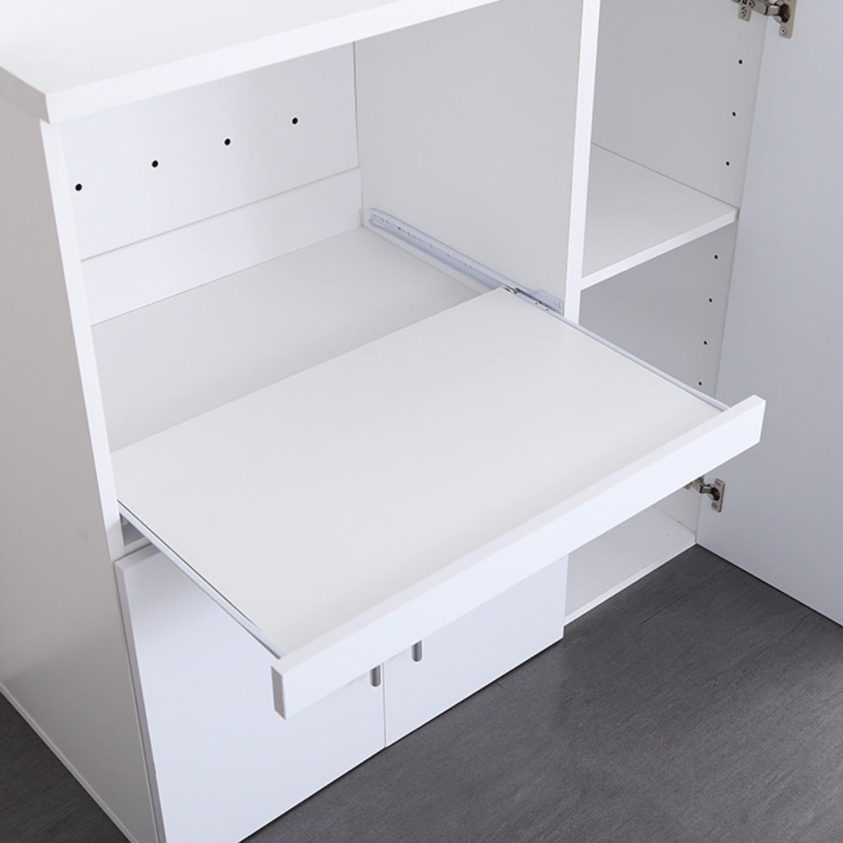 食器棚 幅90cm 2口コンセント付き スライド棚 可動棚 調味料収納 ( カップボード キッチンラック コンセント付 食器収納 レンジボード レンジ台 ガラス扉 鏡面仕上げ 家電収納 ホワイト )