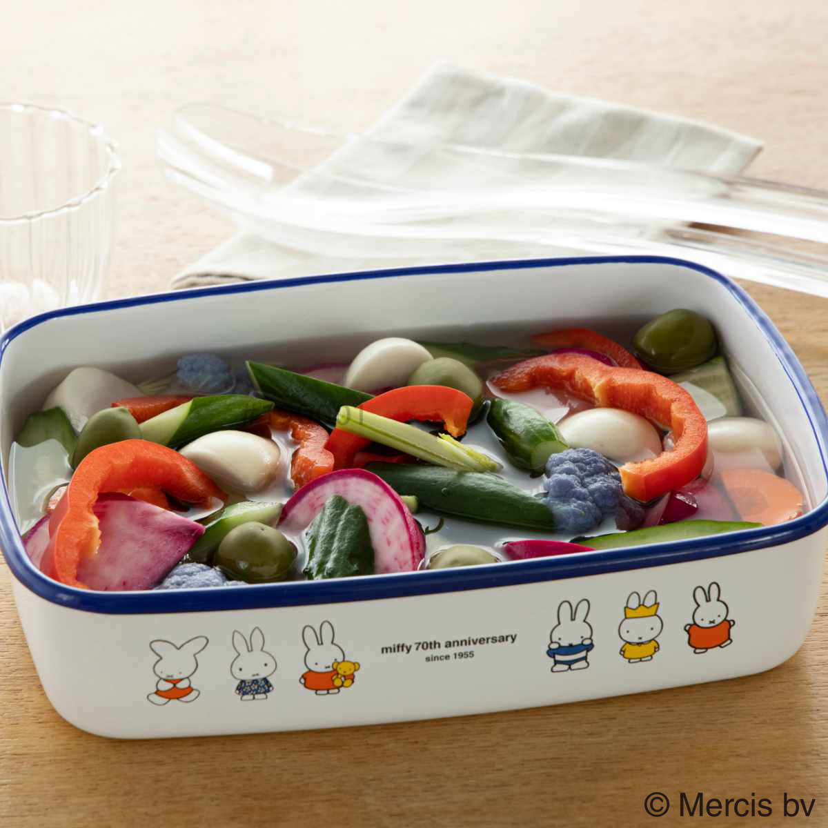 保存容器 ミッフィー70周年 浅型 角容器 Mサイズ 900ml ( miffy 富士ホーロー 密閉 琺瑯 ホーロー オーブン対応 ガス対応 琺瑯容器 角型 ほうろう 直火 ストッカー 食品保存 浅型角容器 蓋付き おしゃれ かわいい 0.9L )