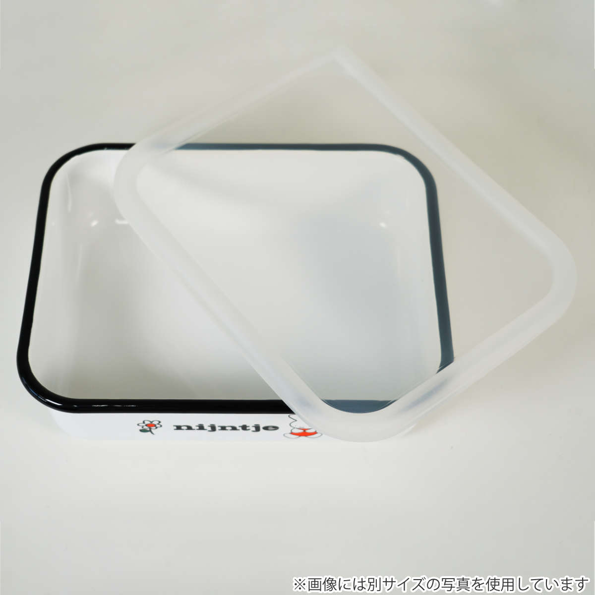 保存容器 ナインチェ 浅型 角容器 M ホーロー ( miffy 70周年 限定 富士ホーロー 密閉 琺瑯 オーブン対応 ガス対応 琺瑯容器 角型 ほうろう 蓋付き 直火 浅型角容器 ストッカー 食品保存 冷蔵 冷凍 オーブン かわいい 760ml )