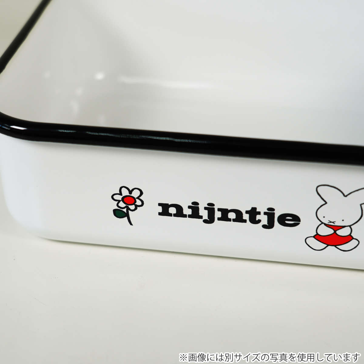 保存容器 ナインチェ 浅型 角容器 M ホーロー ( miffy 70周年 限定 富士ホーロー 密閉 琺瑯 オーブン対応 ガス対応 琺瑯容器 角型 ほうろう 蓋付き 直火 浅型角容器 ストッカー 食品保存 冷蔵 冷凍 オーブン かわいい 760ml )