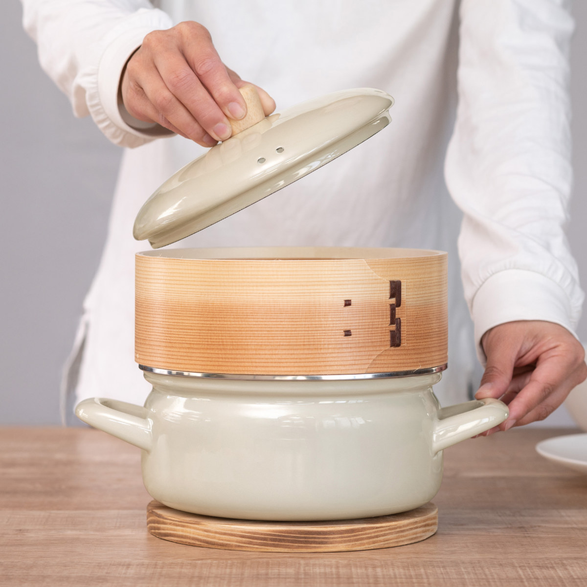 せいろ付きホーロー鍋 2段 18cm IH対応 ホーロー蓋付き 富士ホーロー Honey Ware ( ハニーウェア せいろ鍋セット 両手鍋 ホーロー 蒸し器 セイロ ガス火対応 蒸籠 竹 ミニ ほうろう鍋 シート 蓋付き 18センチ 蒸し ) 【グレージュ】 グレージュ