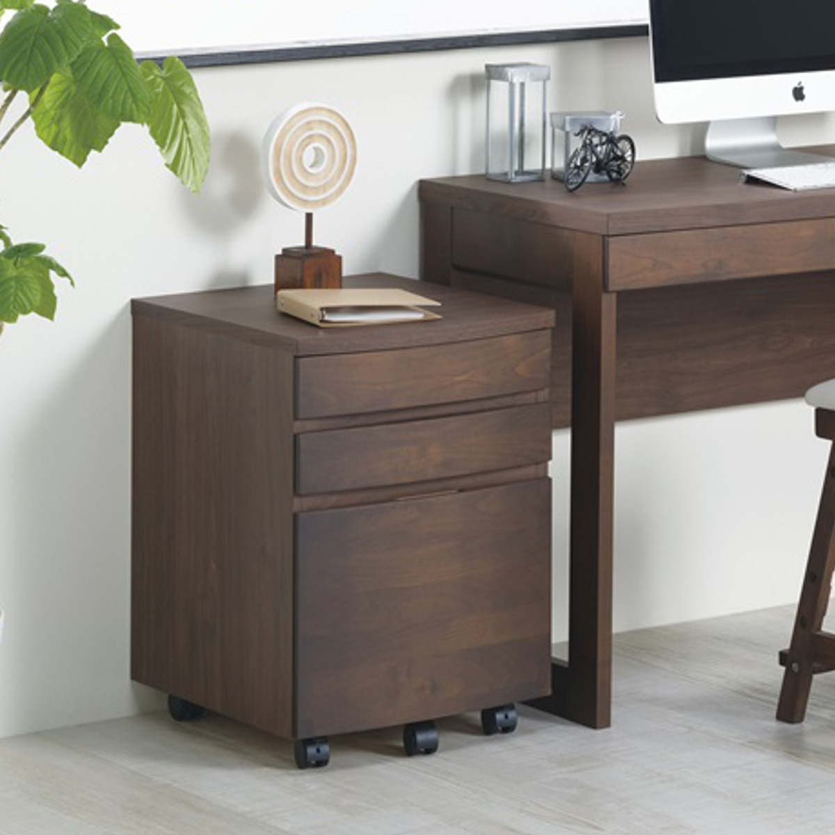デスクワゴン キャスター付 3段 アール ( ワゴン サイドワゴン 木製 天然木 引き出し 収納 デスク下 完成品 日本製 サイドチェスト 脇机 キャビネット サイドキャビネット アルダー 書斎 書類整理 おしゃれ ) 【ウォールナット】 ウォールナット