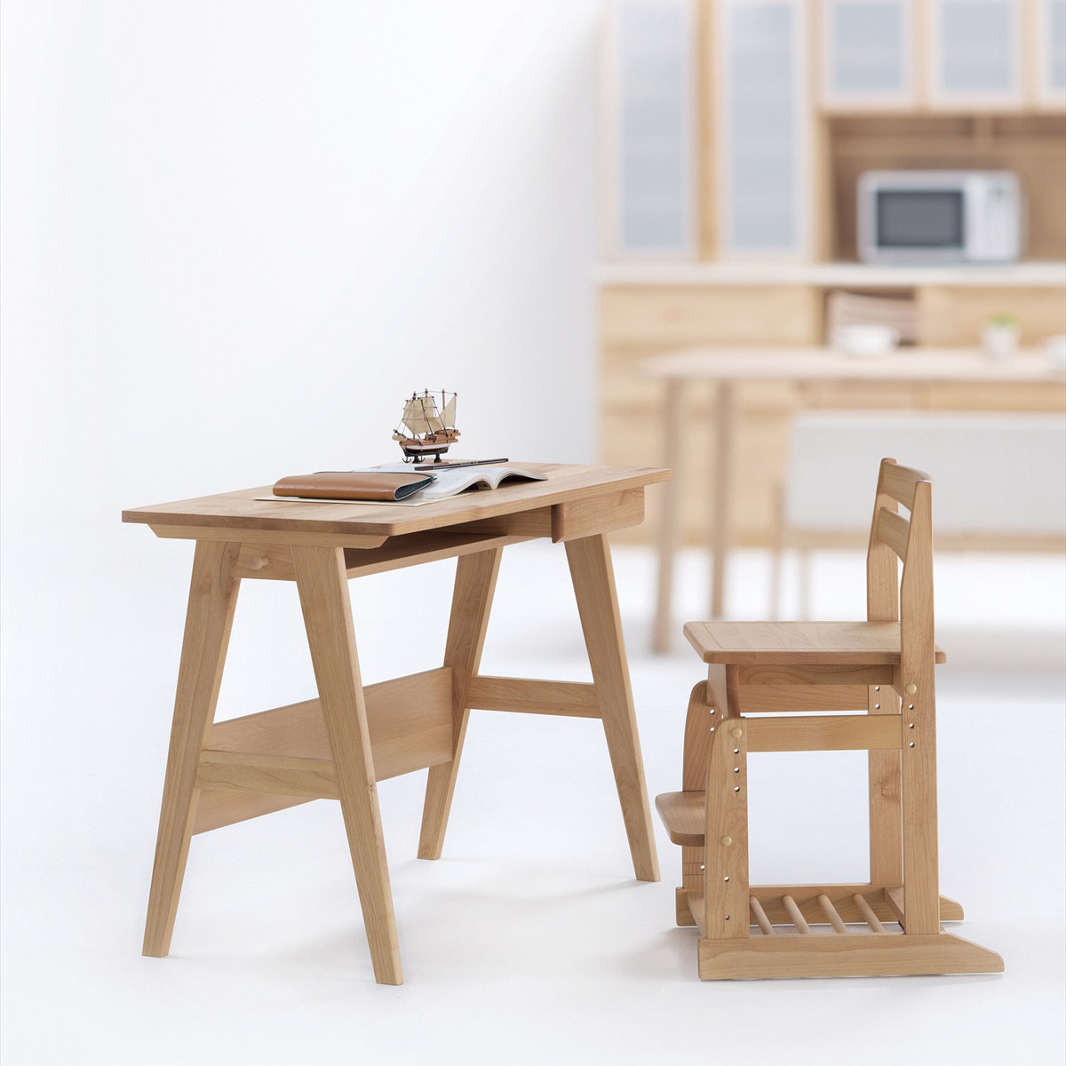 学習椅子 勉強椅子 板座タイプ リビングダイニング学習 沈み込みキャスター ダック ( デスクチェア 学習チェア ダイニングチェア 高さ調節 子供 椅子 足置き 木製 天然木 アルダー材 イス いす チェア 子ども 日本製 収納スペース )