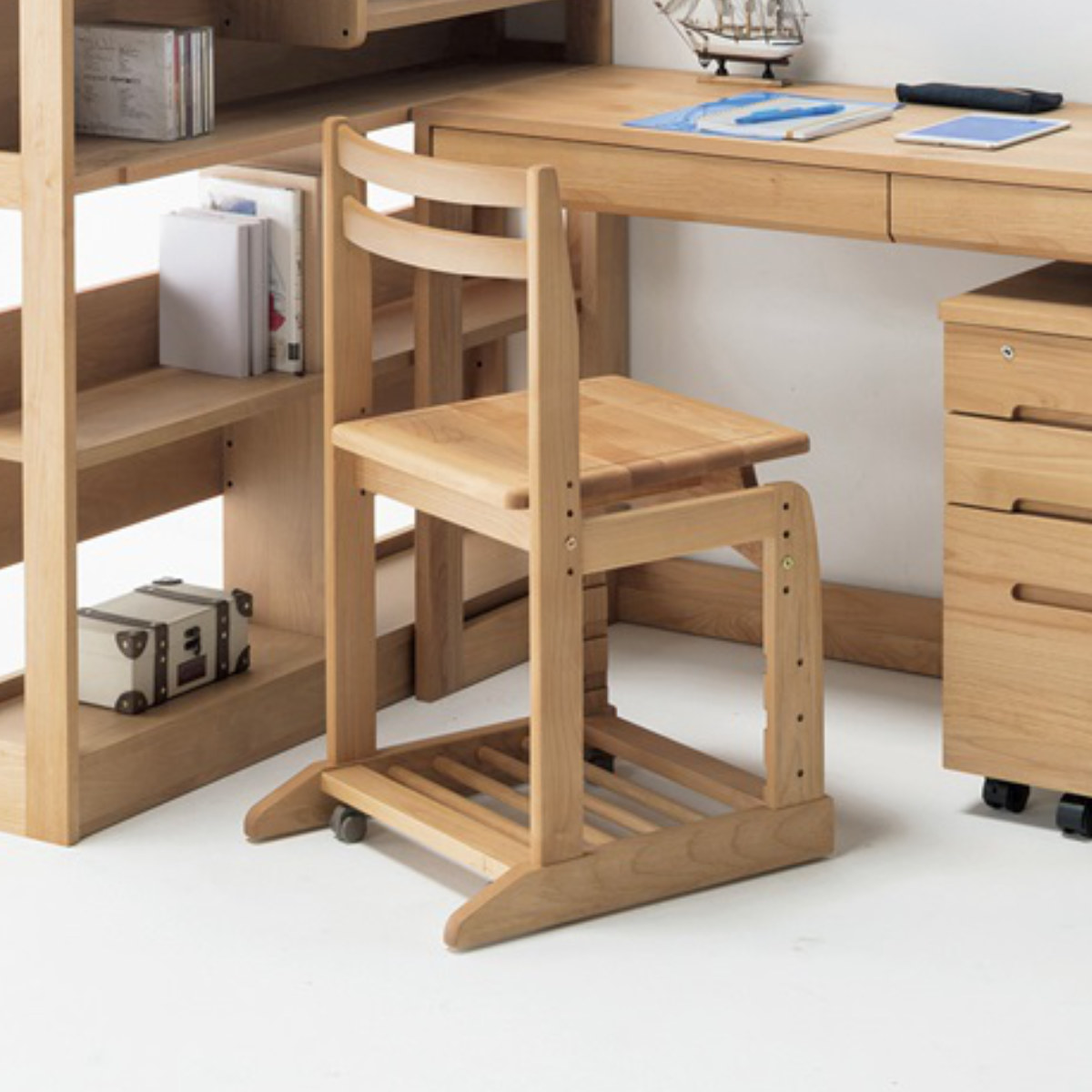 学習椅子 勉強椅子 板座タイプ リビングダイニング学習 沈み込みキャスター ダック ( デスクチェア 学習チェア ダイニングチェア 高さ調節 子供 椅子 足置き 木製 天然木 アルダー材 イス いす チェア 子ども 日本製 収納スペース )