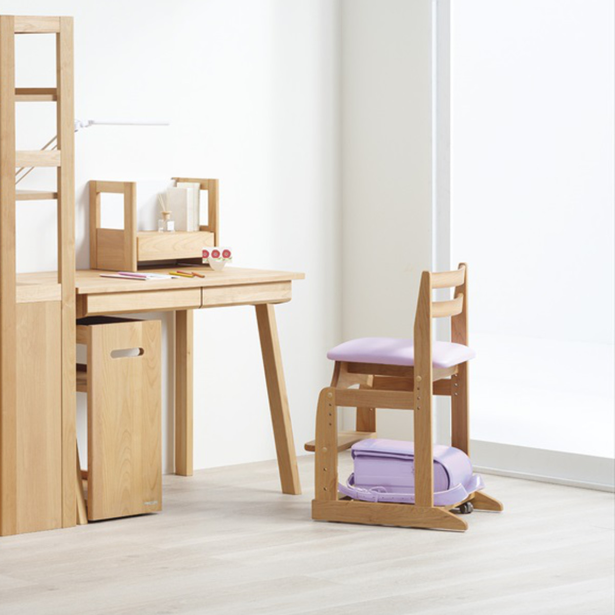 学習椅子 勉強椅子 クッション座面タイプ リビングダイニング学習 沈み込みキャスター ダック ( デスクチェア ダイニングチェア 高さ調節 子供 椅子 足置き 木製 天然木 アルダー材 イス いす チェア 子ども 日本製 収納スペース ) 【ライトブルー】 ライトブルー