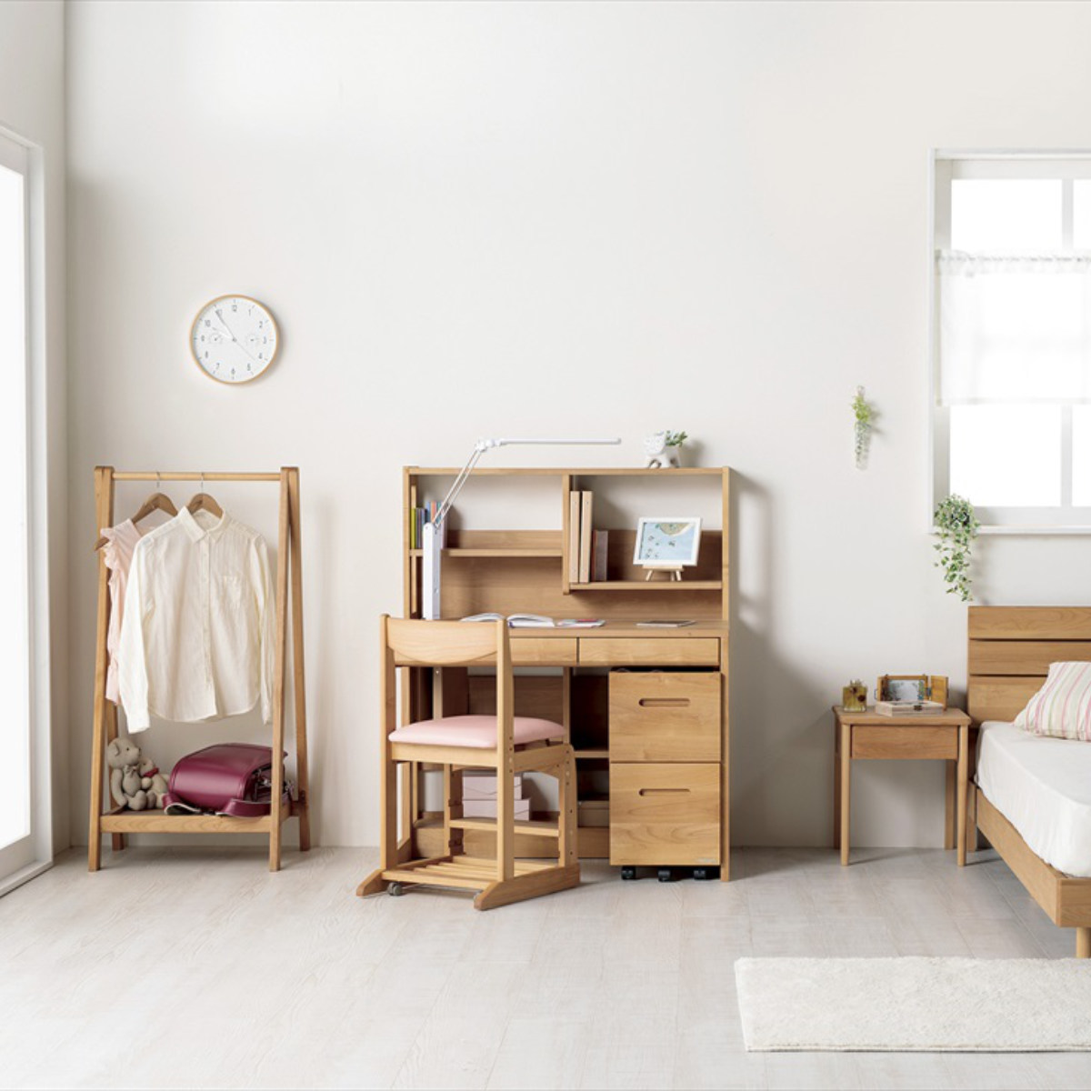 学習椅子 勉強椅子 クッション座面タイプ リビングダイニング学習 沈み込みキャスター ダック ( デスクチェア ダイニングチェア 高さ調節 子供 椅子 足置き 木製 天然木 アルダー材 イス いす チェア 子ども 日本製 収納スペース ) 【ライトブルー】 ライトブルー