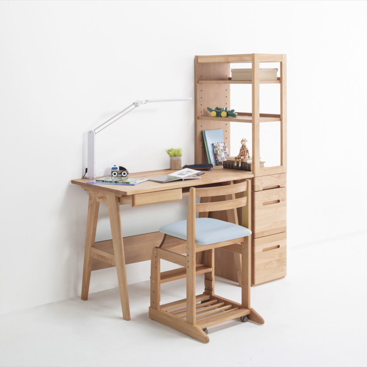 学習椅子 勉強椅子 クッション座面タイプ リビングダイニング学習 沈み込みキャスター ダック ( デスクチェア ダイニングチェア 高さ調節 子供 椅子 足置き 木製 天然木 アルダー材 イス いす チェア 子ども 日本製 収納スペース ) 【ライトブルー】 ライトブルー