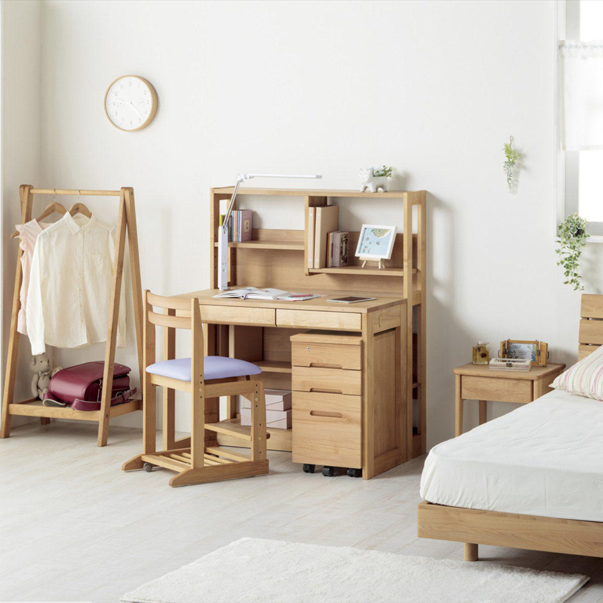 学習椅子 勉強椅子 クッション座面タイプ リビングダイニング学習 沈み込みキャスター ダック ( デスクチェア ダイニングチェア 高さ調節 子供 椅子 足置き 木製 天然木 アルダー材 イス いす チェア 子ども 日本製 収納スペース ) 【ライトブルー】 ライトブルー