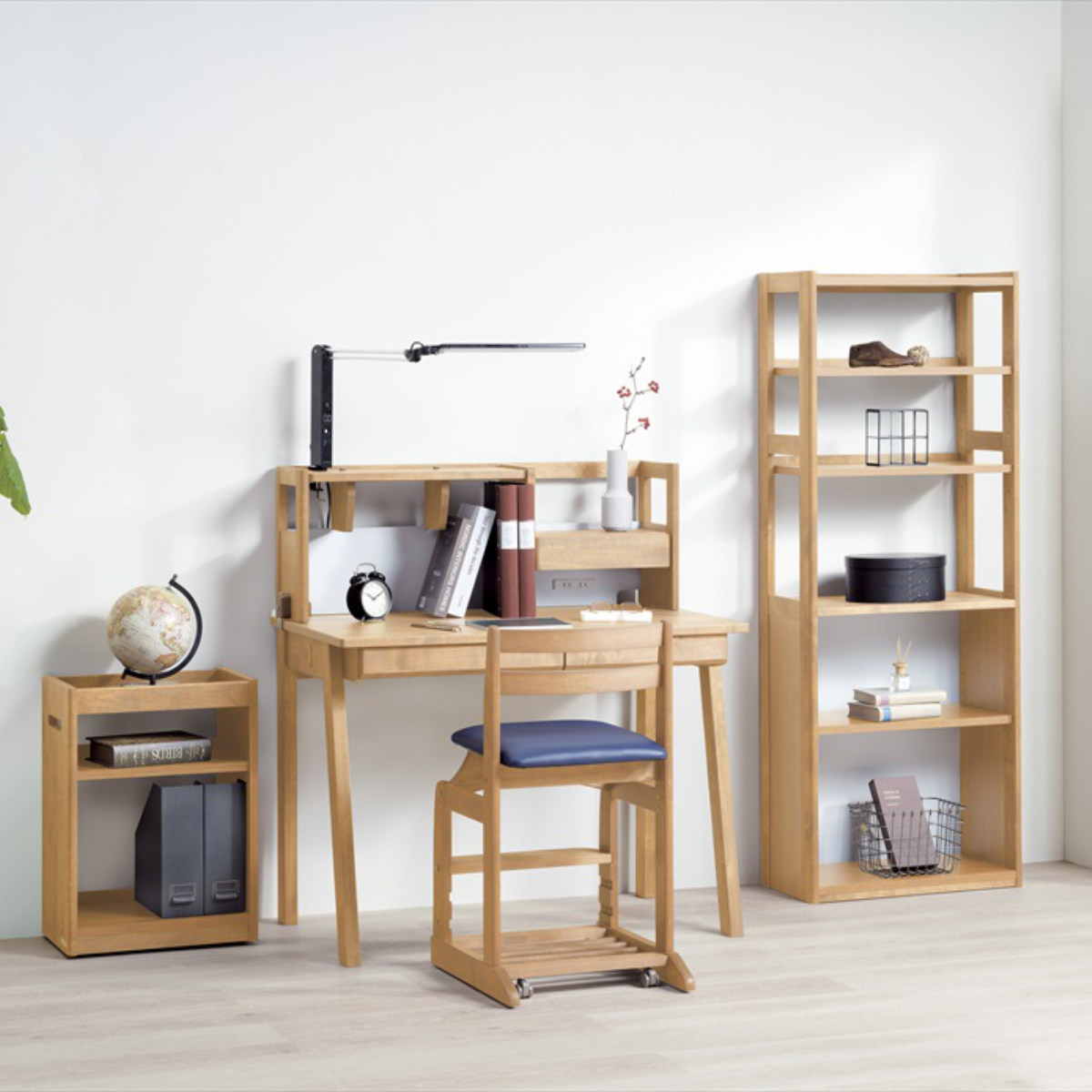 学習椅子 勉強椅子 クッション座面タイプ リビングダイニング学習 沈み込みキャスター ダック ( デスクチェア ダイニングチェア 高さ調節 子供 椅子 足置き 木製 天然木 アルダー材 イス いす チェア 子ども 日本製 収納スペース ) 【ライトブルー】 ライトブルー