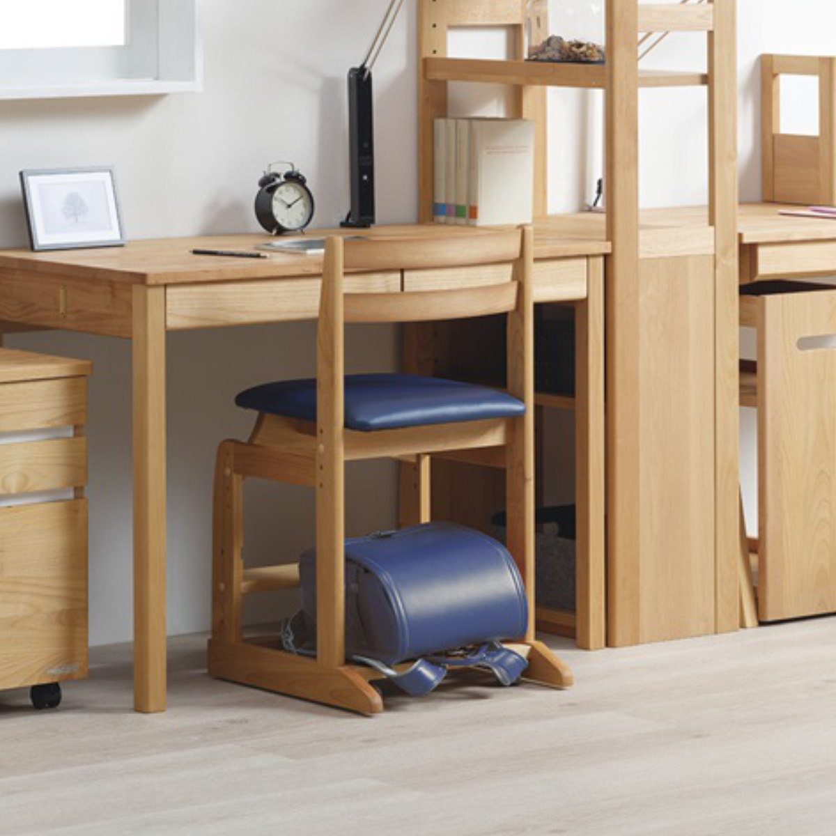 学習椅子 勉強椅子 クッション座面タイプ リビングダイニング学習 沈み込みキャスター ダック ( デスクチェア ダイニングチェア 高さ調節 子供 椅子 足置き 木製 天然木 アルダー材 イス いす チェア 子ども 日本製 収納スペース ) 【ライトブルー】 ライトブルー