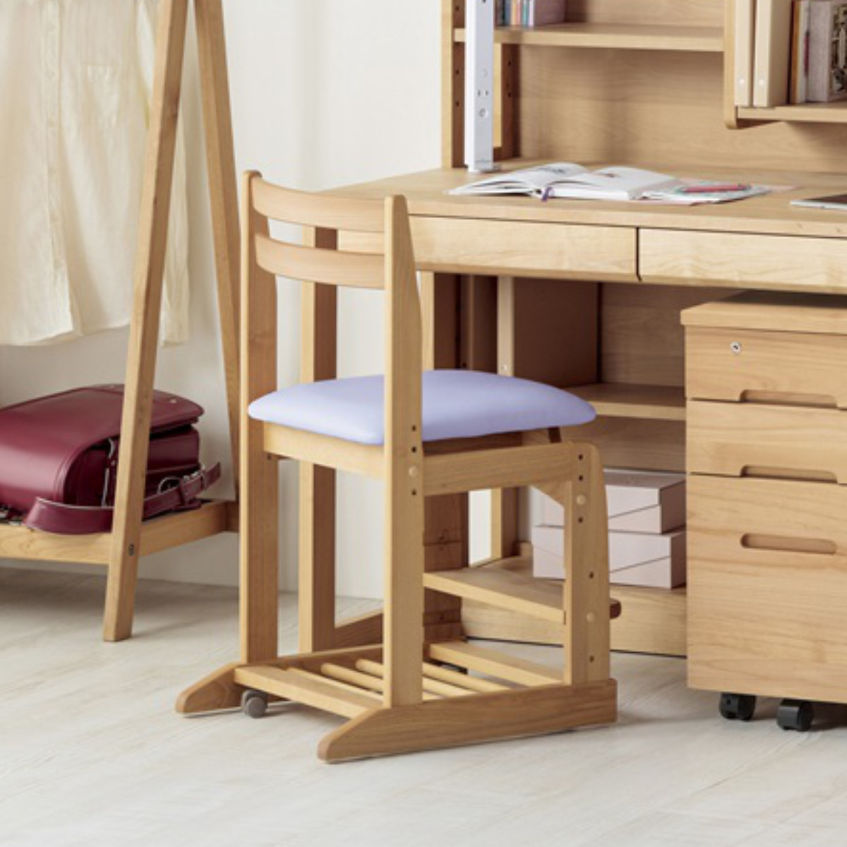 学習椅子 勉強椅子 クッション座面タイプ リビングダイニング学習 沈み込みキャスター ダック ( デスクチェア ダイニングチェア 高さ調節 子供 椅子 足置き 木製 天然木 アルダー材 イス いす チェア 子ども 日本製 収納スペース ) 【ライトブルー】 ライトブルー