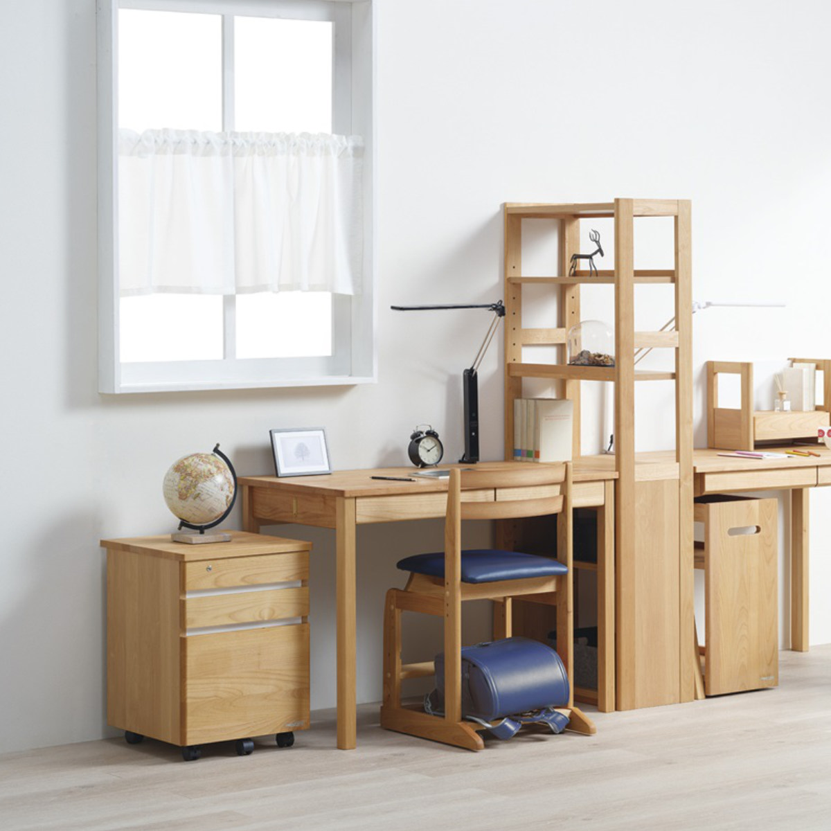 学習椅子 勉強椅子 クッション座面タイプ リビングダイニング学習 沈み込みキャスター ダック ( デスクチェア ダイニングチェア 高さ調節 子供 椅子 足置き 木製 天然木 アルダー材 イス いす チェア 子ども 日本製 収納スペース ) 【ライトブルー】 ライトブルー