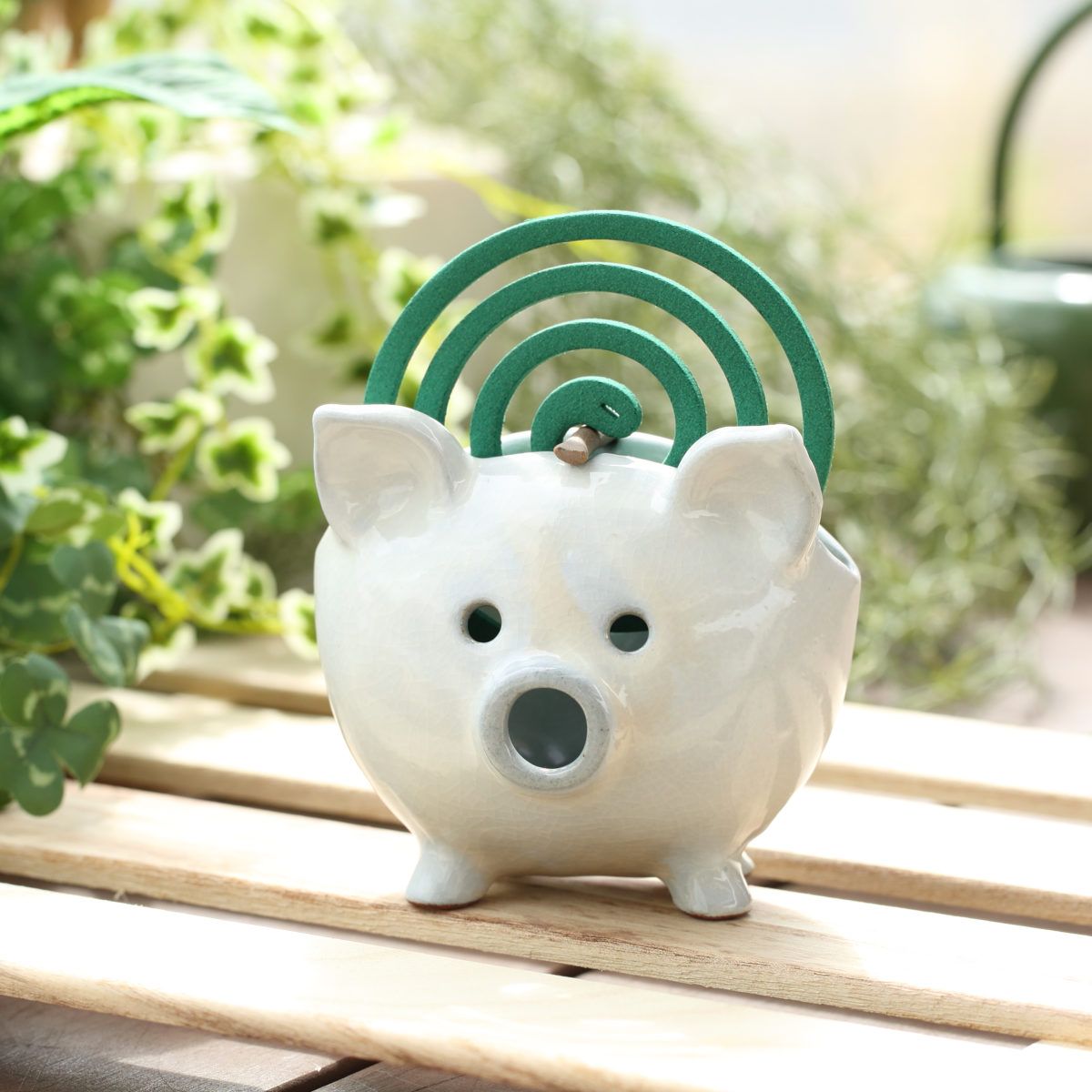 蚊取り線香ホルダー アイ・クラフト 蚊やり ( 蚊取り線香 入れ 豚 蚊取り線香立て 蚊遣り 卓上 置き型 せっ器 日本製 蚊取り線香入れ スタンド 縦型 虫よけ 虫除け 屋内 屋外 ブタ かわいい )