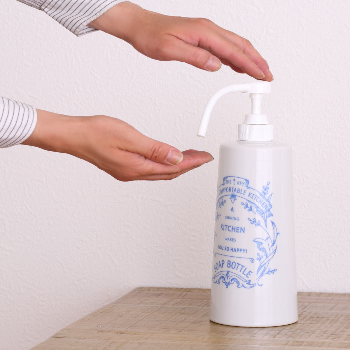 石鹸ボトル 600ml アンティケール キッチン ソープボトル 陶器 ( ディスペンサー ボトル 洗剤 ソープ 詰替えボトル 詰め替え用 600 日本製 陶器製 ハンドソープ アルコール ロングノズル プッシュ 容器 リキッド ポンプ 大容量 ) 【ベリー】 ベリー