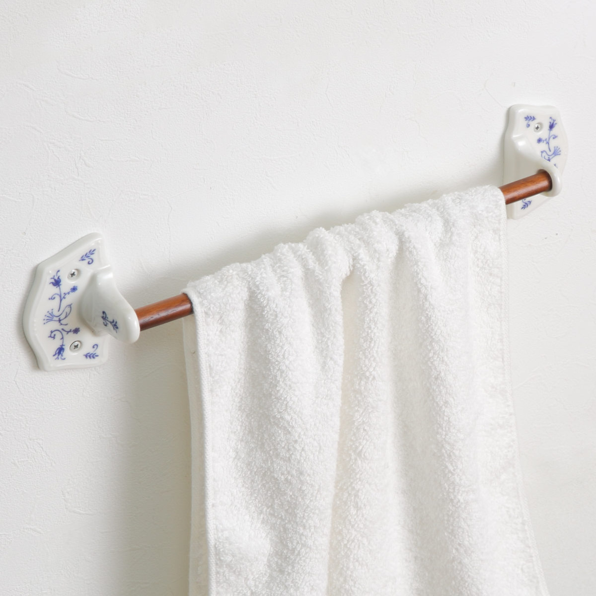 タオルハンガー キュジーヌ 磁器 天然木 （ タオル掛け タオルホルダー タオルバー 壁付け ネジ 日本製 バー型 I型 キッチン 洗面所 トイレ 壁 フレンチカントリー タイル 手洗い 洗顔 おしゃれ ）