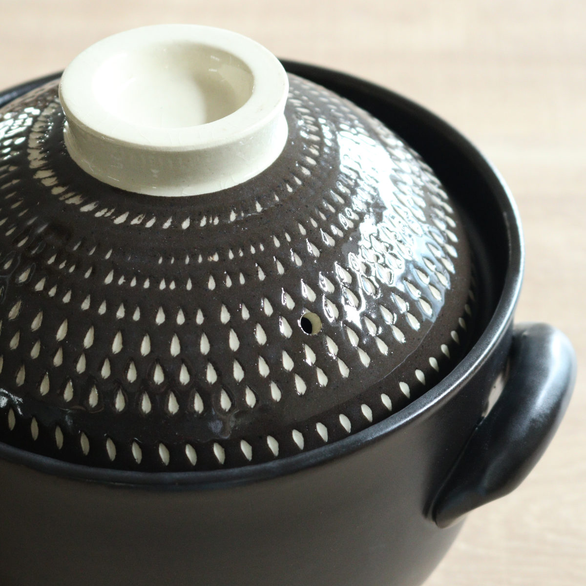 炊飯土鍋 3合炊 直火専用 OKATTE 飛び鉋ごはん土鍋 日本製 ( ごはん鍋 ご飯土鍋 陶器製 どなべ おすすめ 電子レンジ対応 オーブン対応 3合 2合炊き 1合炊き ガス火対応 直火対応 ご飯鍋 土鍋 炊飯鍋 炊飯用土鍋 三合炊き ) 【ブラック】 ブラック