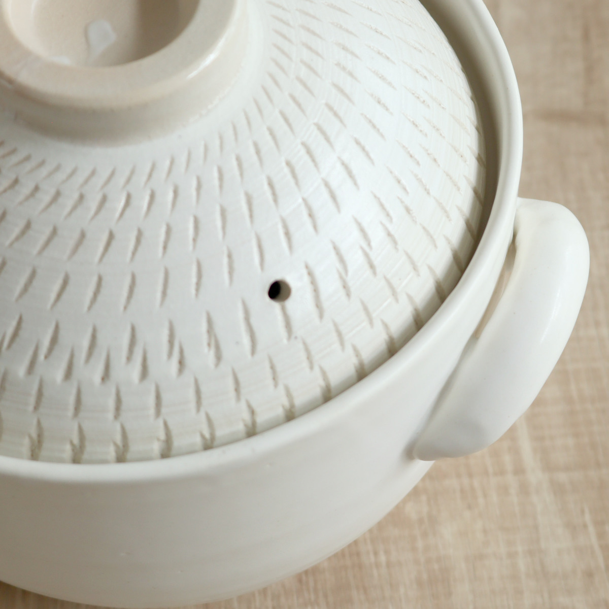 炊飯土鍋 3合炊 直火専用 OKATTE 飛び鉋ごはん土鍋 日本製 ( ごはん鍋 ご飯土鍋 陶器製 どなべ おすすめ 電子レンジ対応 オーブン対応 3合 2合炊き 1合炊き ガス火対応 直火対応 ご飯鍋 土鍋 炊飯鍋 炊飯用土鍋 三合炊き ) 【ブラック】 ブラック