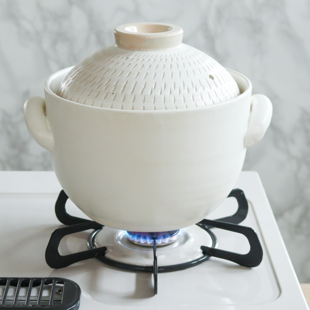 炊飯土鍋 3合炊 直火専用 OKATTE 飛び鉋ごはん土鍋 日本製 ( ごはん鍋 ご飯土鍋 陶器製 どなべ おすすめ 電子レンジ対応 オーブン対応 3合 2合炊き 1合炊き ガス火対応 直火対応 ご飯鍋 土鍋 炊飯鍋 炊飯用土鍋 三合炊き ) 【ブラック】 ブラック