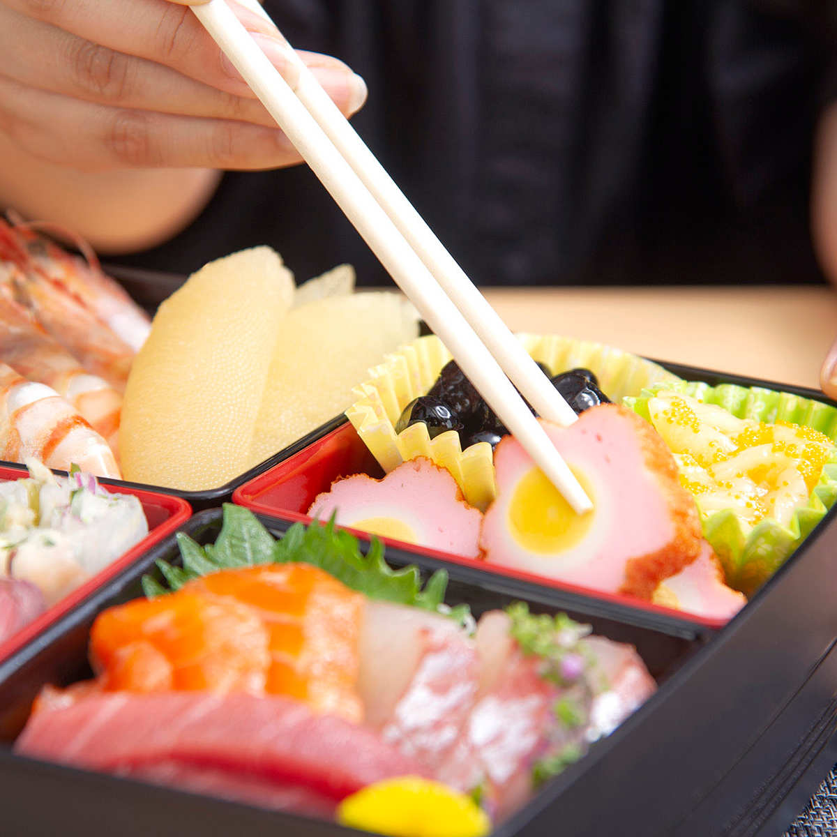 お重 彩御膳 2段 ( 御重 ファミリーランチボックス 和風 お正月 日本製 お重箱 4~5人 一段 仕切付き 中子付き 中子 無地 お弁当 入れ物 おせち 2段 シンプル オシャレ 上品 ) 【ブラック】 ブラック