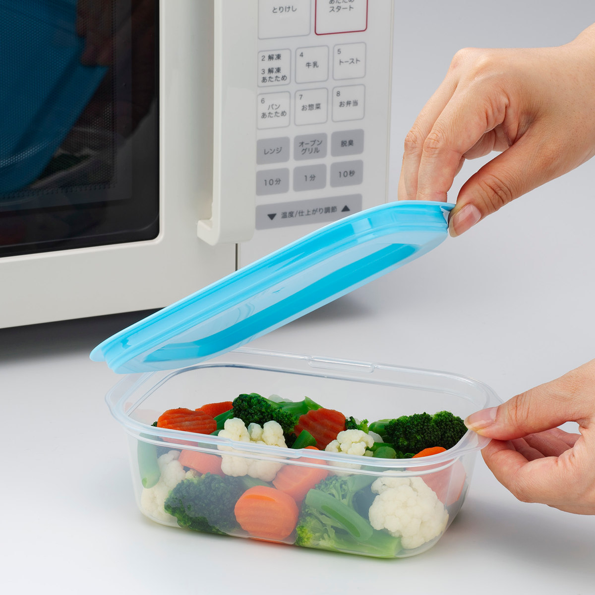 保存容器 楽ちんパック 角型 600ml 4色組 ( 容器 フードケース 電子レンジ対応 フタをしたまま 日本製 冷凍 冷蔵 洗いやすい フードコンテナ プラスチック レンジOK 作り置き 常備菜 おかず 浅型 透明 中が見える )