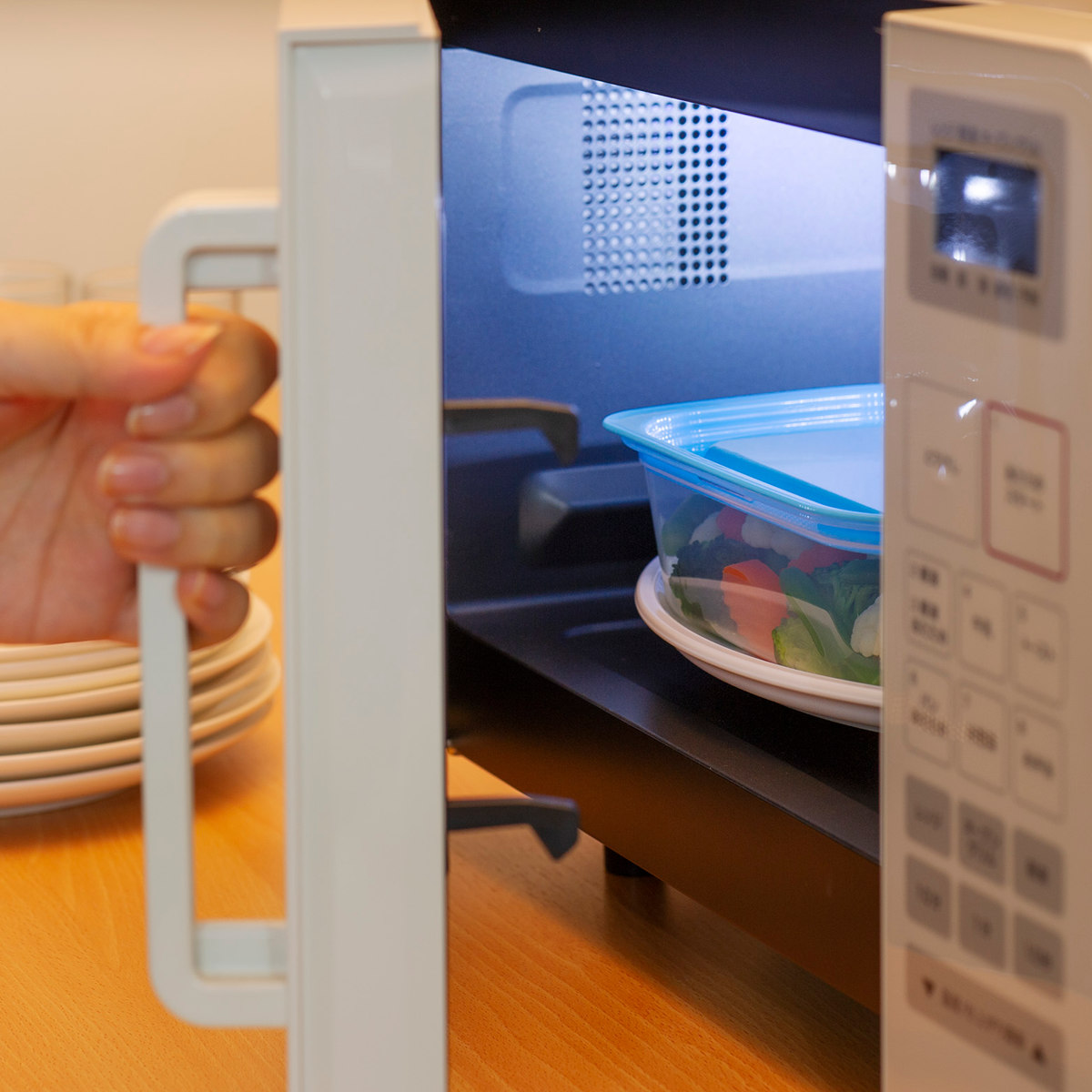 保存容器 楽ちんパック 角型 600ml 4色組 ( 容器 フードケース 電子レンジ対応 フタをしたまま 日本製 冷凍 冷蔵 洗いやすい フードコンテナ プラスチック レンジOK 作り置き 常備菜 おかず 浅型 透明 中が見える )