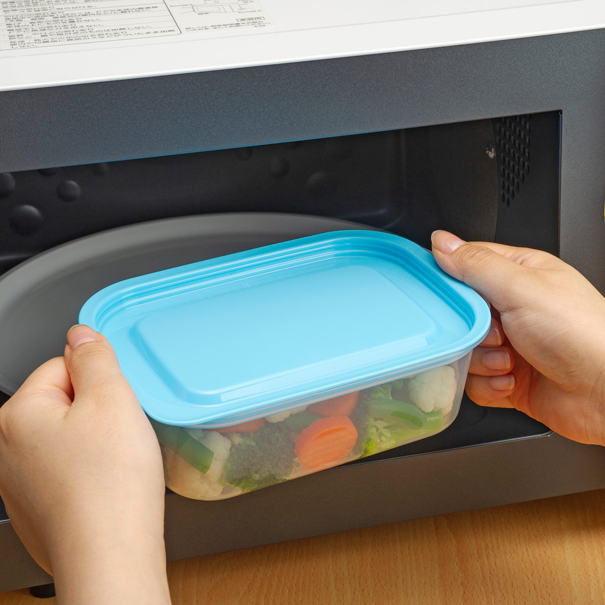 保存容器 楽ちんパック 角型 600ml 4色組 ( 容器 フードケース 電子レンジ対応 フタをしたまま 日本製 冷凍 冷蔵 洗いやすい フードコンテナ プラスチック レンジOK 作り置き 常備菜 おかず 浅型 透明 中が見える )