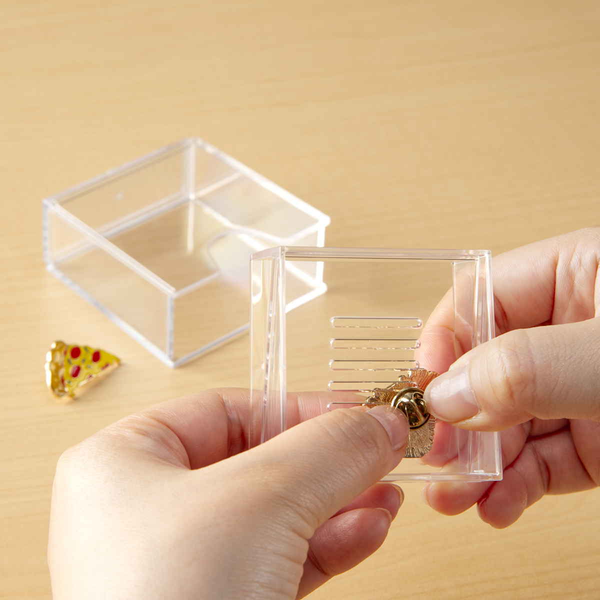 ピンバッジ ディスプレイケース 収納ケース 6.7×6.9×3cm ( 収納 ケース ディスプレイ 飾る コレクション ボックス コレクションケース 見せる収納 ディスプレー 入れ物 入れ 収集 ガチャガチャ )
