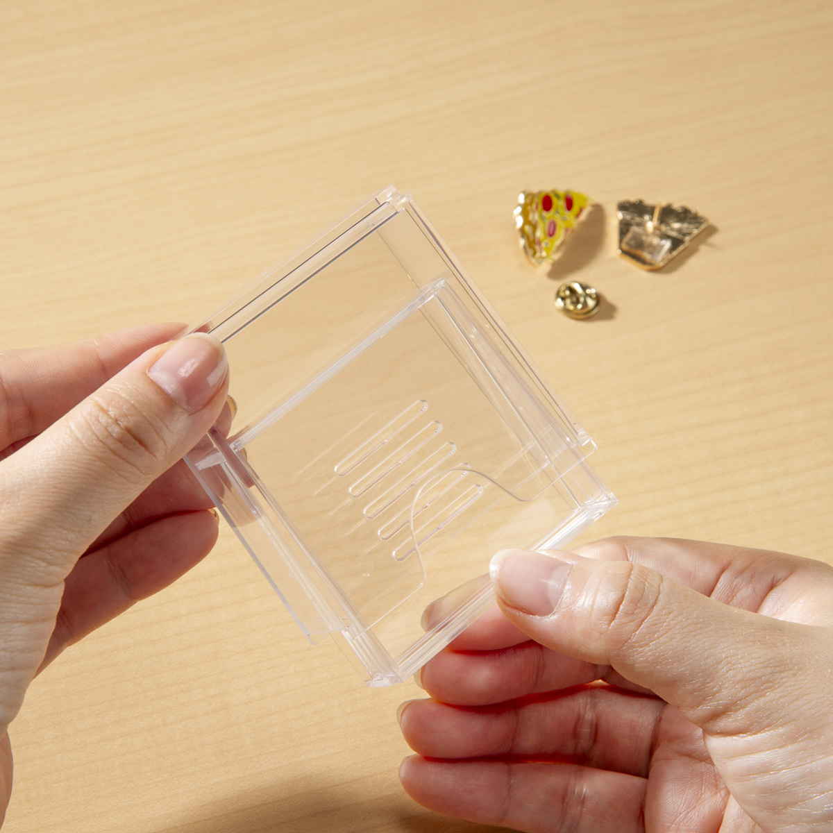 ピンバッジ ディスプレイケース 収納ケース 6.7×6.9×3cm ( 収納 ケース ディスプレイ 飾る コレクション ボックス コレクションケース 見せる収納 ディスプレー 入れ物 入れ 収集 ガチャガチャ )