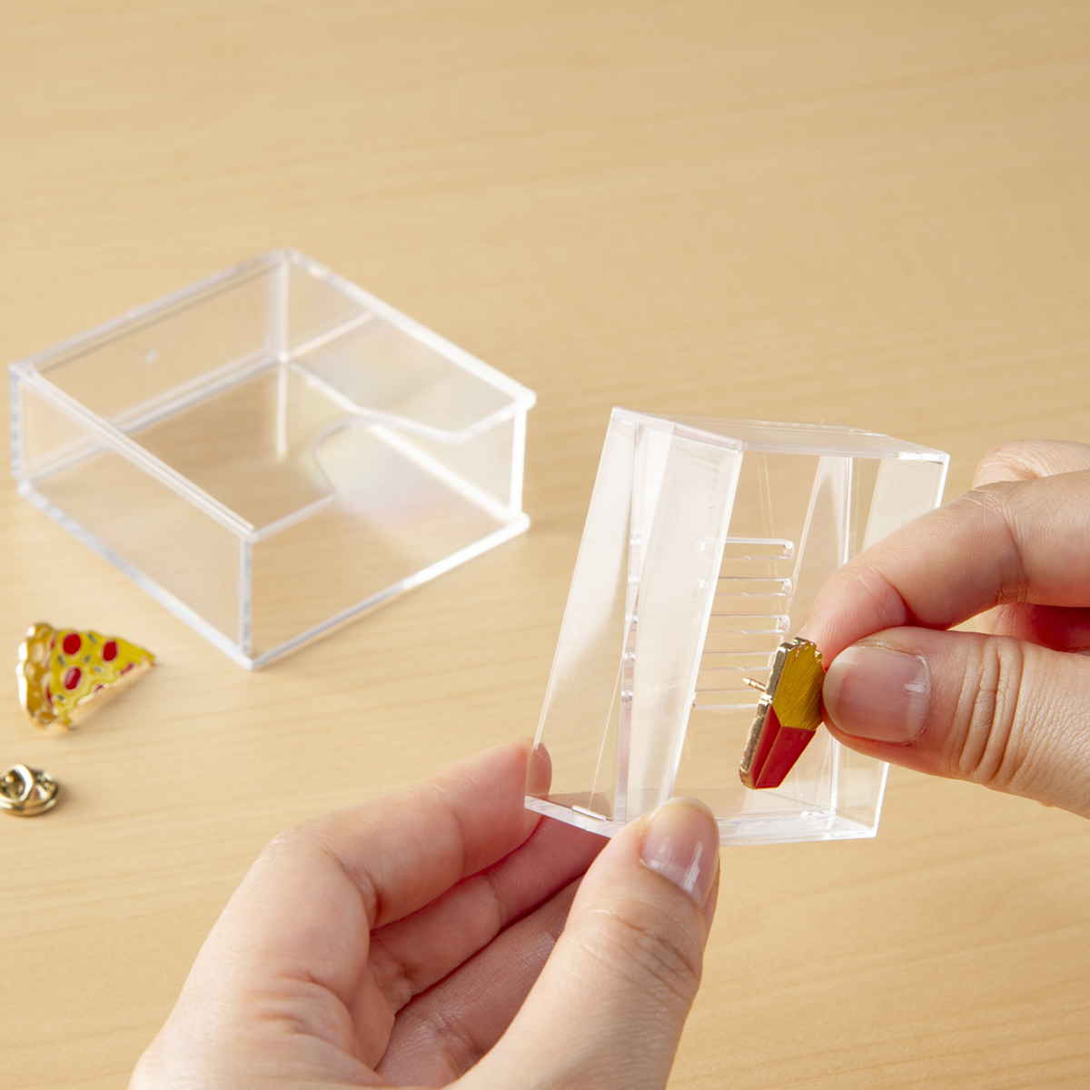 ピンバッジ ディスプレイケース 収納ケース 6.7×6.9×3cm ( 収納 ケース ディスプレイ 飾る コレクション ボックス コレクションケース 見せる収納 ディスプレー 入れ物 入れ 収集 ガチャガチャ )