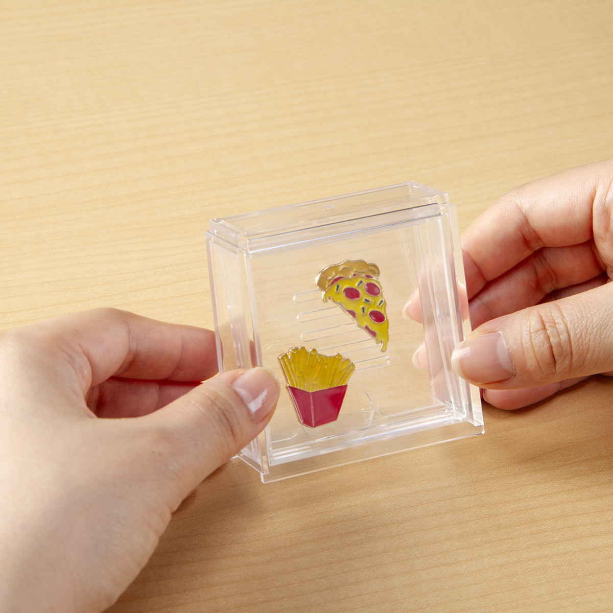 ピンバッジ ディスプレイケース 収納ケース 10個セット 6.7×6.9×3cm ( 収納 ケース ディスプレイ 飾る コレクション ボックス コレクションケース 見せる収納 ディスプレー 入れ物 入れ 収集 ガチャガチャ )