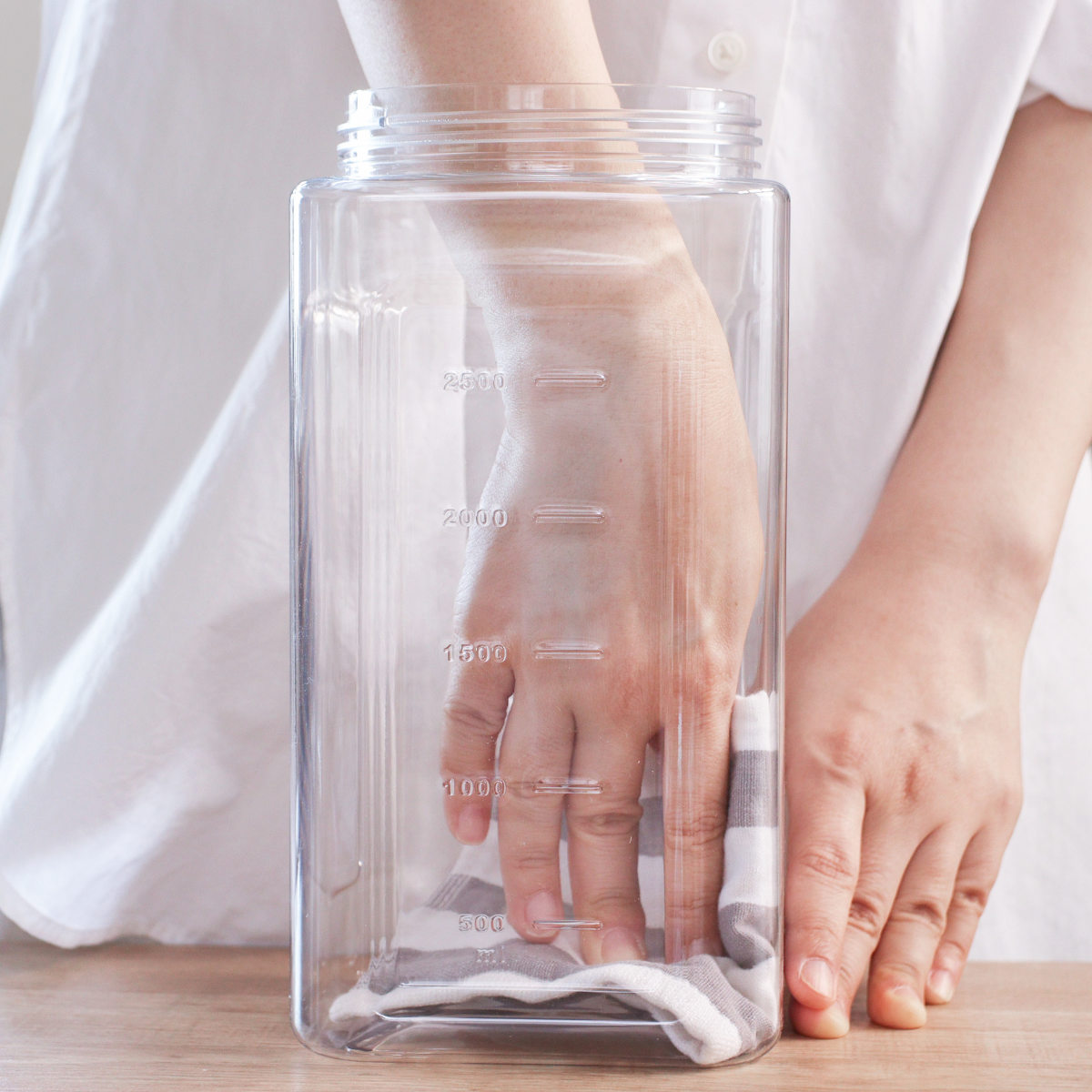 冷水筒 3.5L 横置きウォータージャグ ( ピッチャー 冷水ポット 横置き ジャグ ウォータージャグ 目盛り付き プラスチック 麦茶ポット 水さし 水差し 持ち運び アウトドア 大容量 ハンドル付き おしゃれ ) 【グレー】 グレー