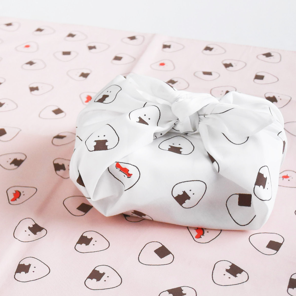 ランチクロス 50×50cm ぎゅっとおにぎりさん ( ナフキン ランチョンマット 弁当包み 給食ナフキン 日本製 お弁当箱 弁当 弁当箱 包み 入れ 子供用 幼稚園 保育園 給食 キッズ 正方形 子供 大人 ) 【ブラウン】 ブラウン