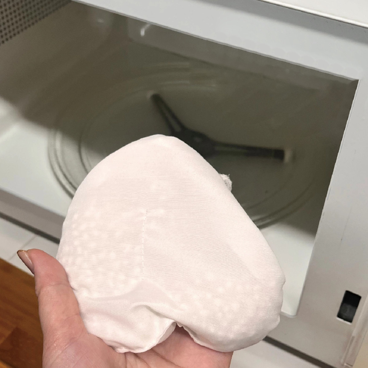 ホットウォーマ ぎゅっとおにぎりさん エコウォーマー ( エコカイロ カバー付 ぬいぐるみ レンジ 湯たんぽ 手のひらサイズ 貼らない 防寒グッズ 冷え対策 繰り返し使える カイロ かいろ ミニ エコ 温かい かわいい プレゼント ) 【のり】 のり