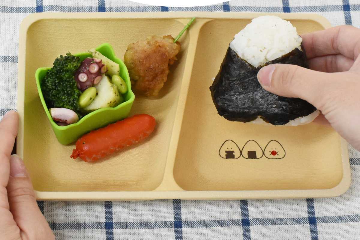 ランチプレート ぎゅっとおにぎりさん スクエアプレート ( 日本製 プレート 皿 お皿 電子レンジ対応 食洗機対応 かわいい 仕切り皿 ワンプレート 木目調 ナチュラル )