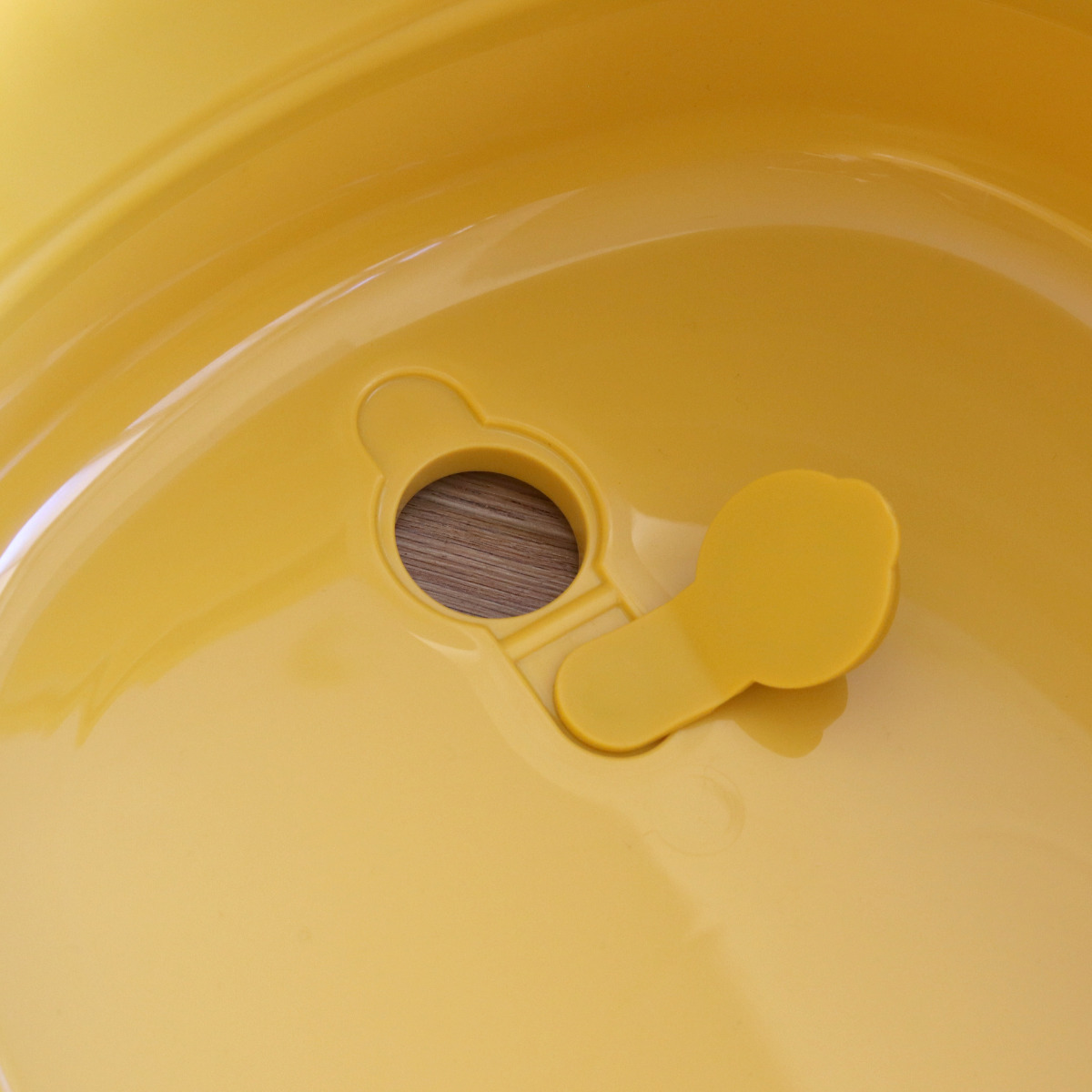 バケツ 折りたたみ 23L ソフトタブプラス 中栓付き ( 折りたたみバケツ 大容量 柔らかい 収納 持ち手 つけ置き洗い 掃除 清掃 排水栓付き 日本製 四角 ランドリーバスケット 洗い桶 洗面器 おりたたみ コンパクト スリム 洗濯 ) 【イエロー】 イエロー