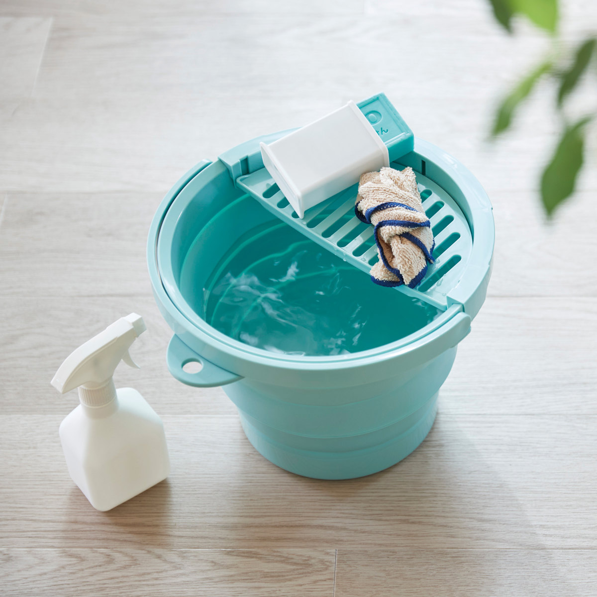 バケツ 折りたたみ 8L ちょい置きトレー付 ソフトバケツ ( 折りたたみバケツ 8リットル たためる 丸型 掃除 漬け置き トレー 水切り 日本製 吊り下げ収納 清掃 おりたたみ コンパクト スリム 洗濯 ) 【ミントグリーン】 ミントグリーン