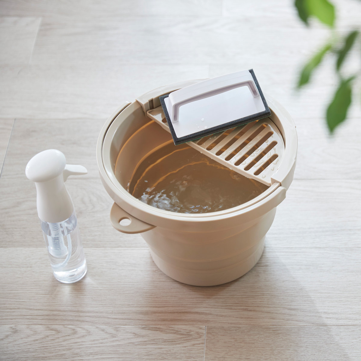 バケツ 折りたたみ 8L ちょい置きトレー付 ソフトバケツ ( 折りたたみバケツ 8リットル たためる 丸型 掃除 漬け置き トレー 水切り 日本製 吊り下げ収納 清掃 おりたたみ コンパクト スリム 洗濯 ) 【ミントグリーン】 ミントグリーン