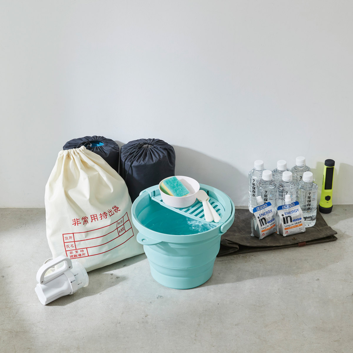 バケツ 折りたたみ 8L ちょい置きトレー付 ソフトバケツ ( 折りたたみバケツ 8リットル たためる 丸型 掃除 漬け置き トレー 水切り 日本製 吊り下げ収納 清掃 おりたたみ コンパクト スリム 洗濯 ) 【ミントグリーン】 ミントグリーン