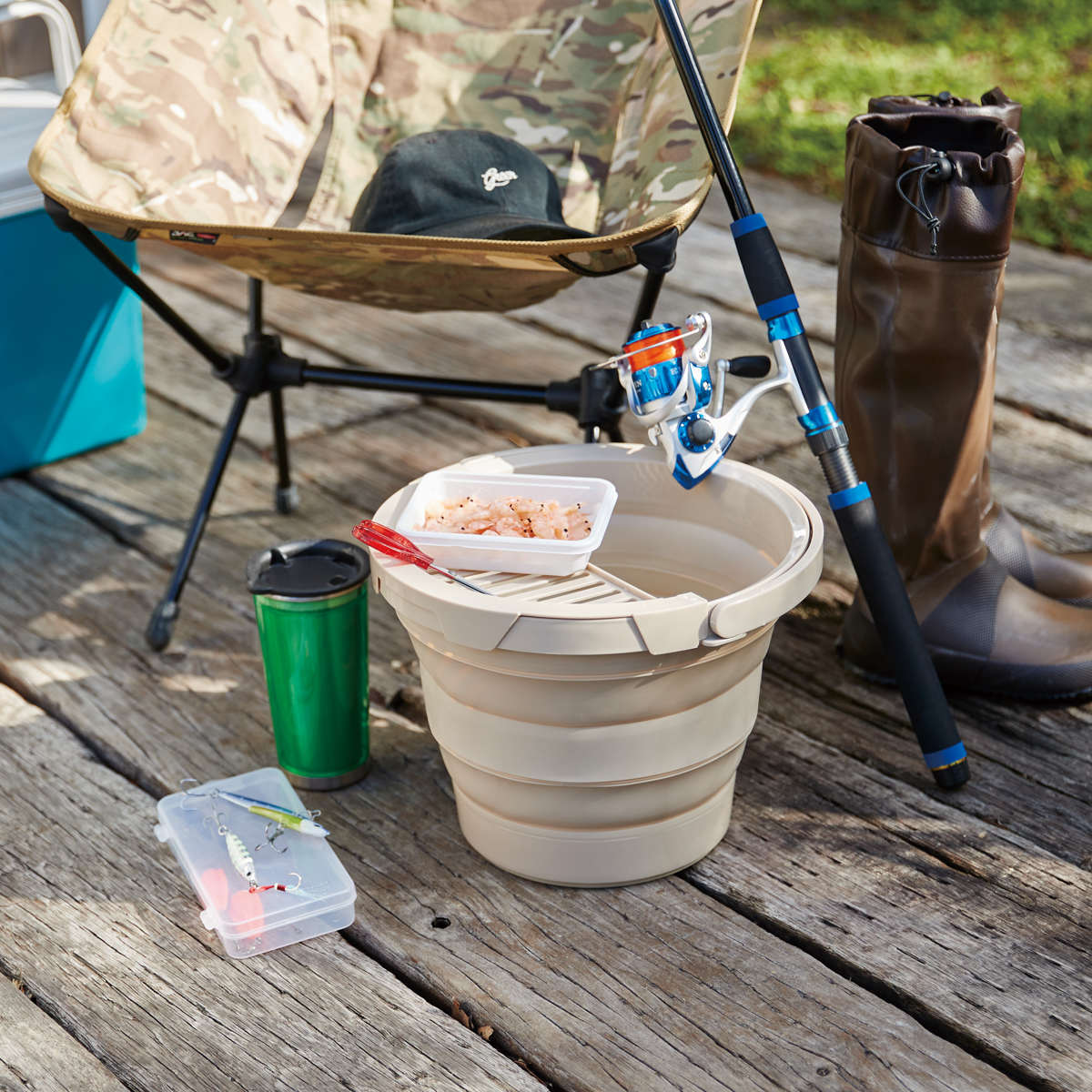 バケツ 折りたたみ 8L ちょい置きトレー付 ソフトバケツ ( 折りたたみバケツ 8リットル たためる 丸型 掃除 漬け置き トレー 水切り 日本製 吊り下げ収納 清掃 おりたたみ コンパクト スリム 洗濯 ) 【ミントグリーン】 ミントグリーン