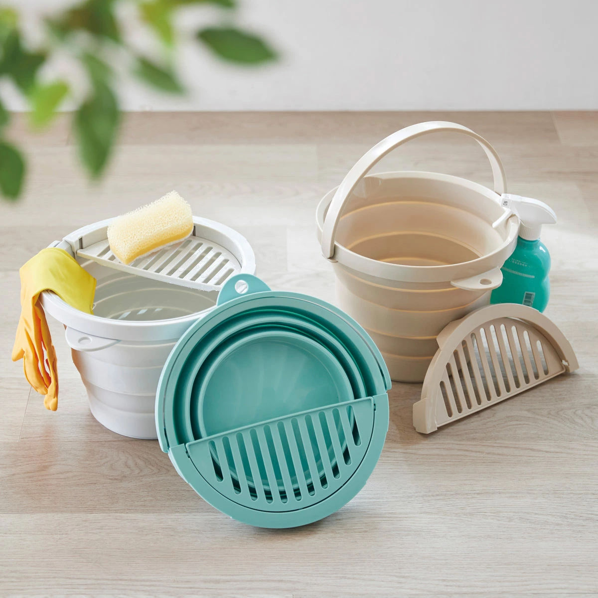バケツ 折りたたみ 8L ちょい置きトレー付 ソフトバケツ ( 折りたたみバケツ 8リットル たためる 丸型 掃除 漬け置き トレー 水切り 日本製 吊り下げ収納 清掃 おりたたみ コンパクト スリム 洗濯 ) 【ミントグリーン】 ミントグリーン