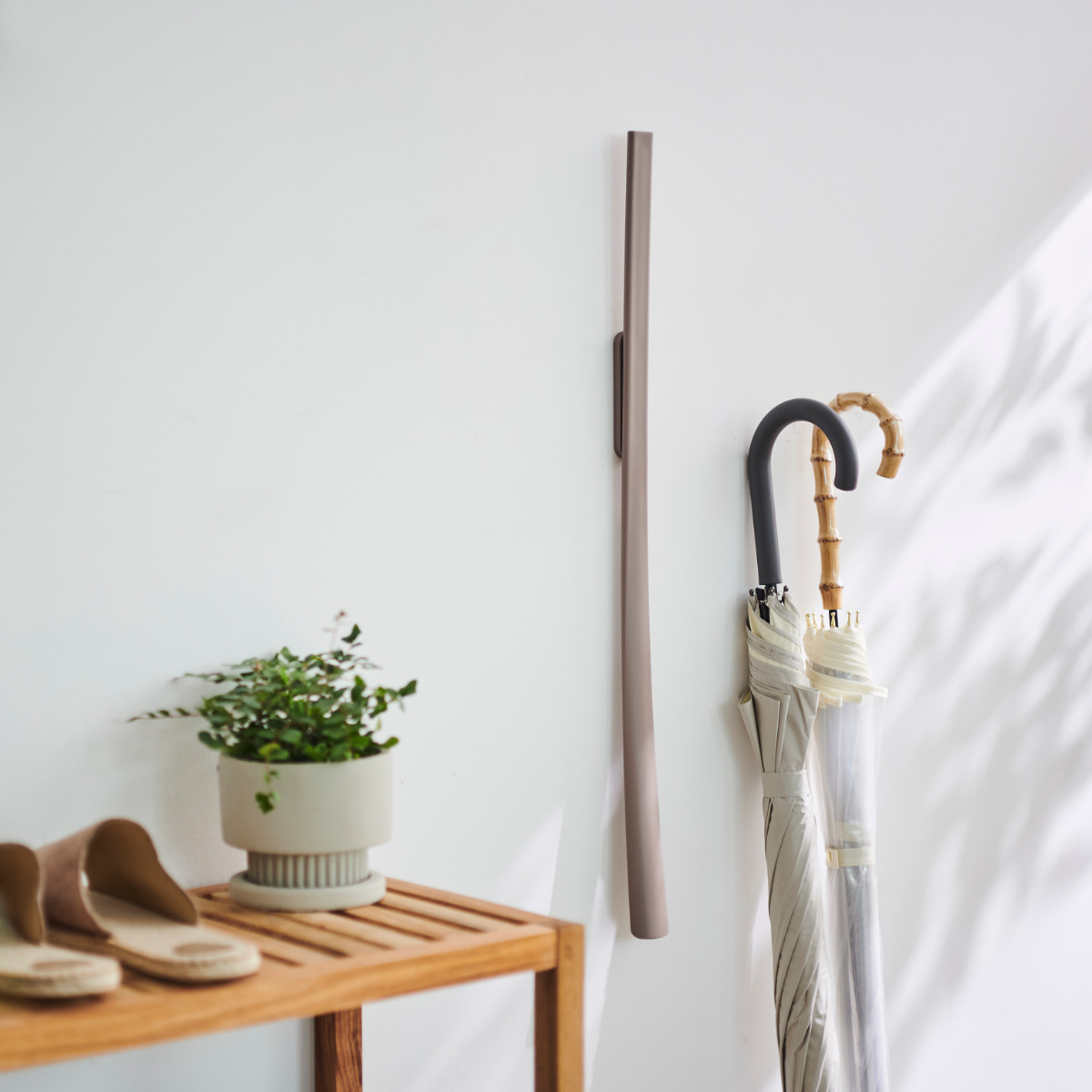 靴べら かがまない靴べら マグネット付き ロング ( 靴ベラ マグネット 立ったまま 使える 腰痛 壁掛け 軽い 日本製 長さ65cm 玄関用品 雑貨 石膏ボード 玄関周り シューズクローク 靴 シューズ用品 おしゃれ スタイリッシュ スリム ) 【ブラック】 ブラック