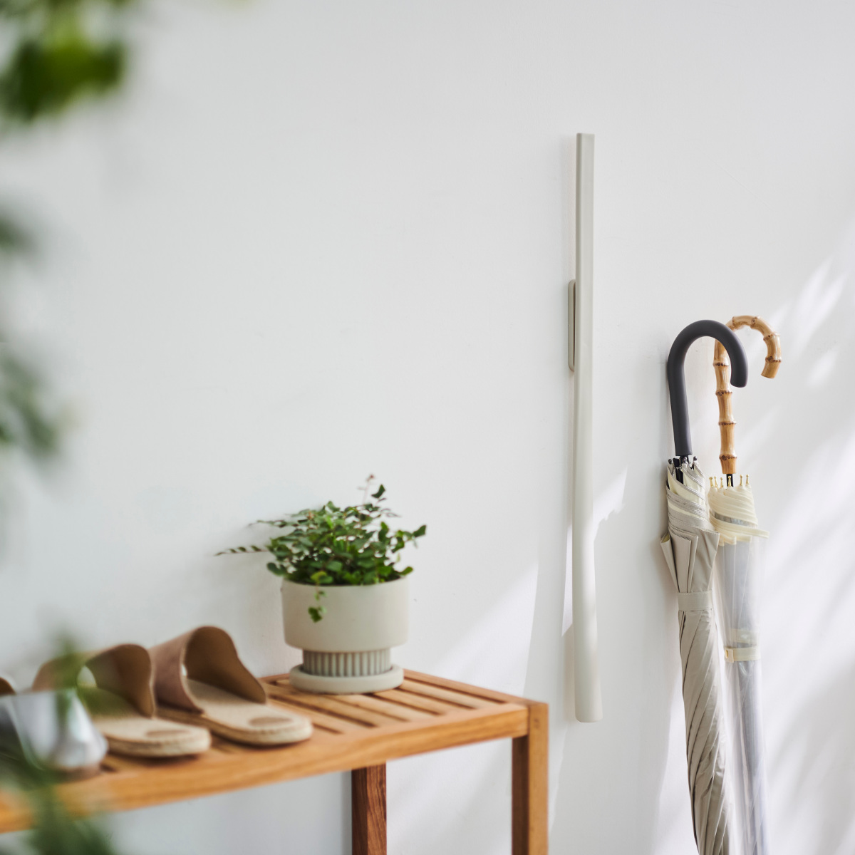 靴べら かがまない靴べら マグネット付き ロング ( 靴ベラ マグネット 立ったまま 使える 腰痛 壁掛け 軽い 日本製 長さ65cm 玄関用品 雑貨 石膏ボード 玄関周り シューズクローク 靴 シューズ用品 おしゃれ スタイリッシュ スリム ) 【ブラック】 ブラック