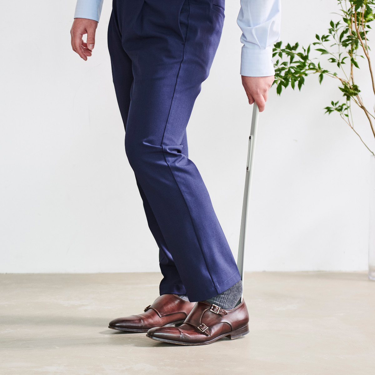 靴べら かがまない靴べら マグネット付き ロング ( 靴ベラ マグネット 立ったまま 使える 腰痛 壁掛け 軽い 日本製 長さ65cm 玄関用品 雑貨 石膏ボード 玄関周り シューズクローク 靴 シューズ用品 おしゃれ スタイリッシュ スリム ) 【ブラック】 ブラック