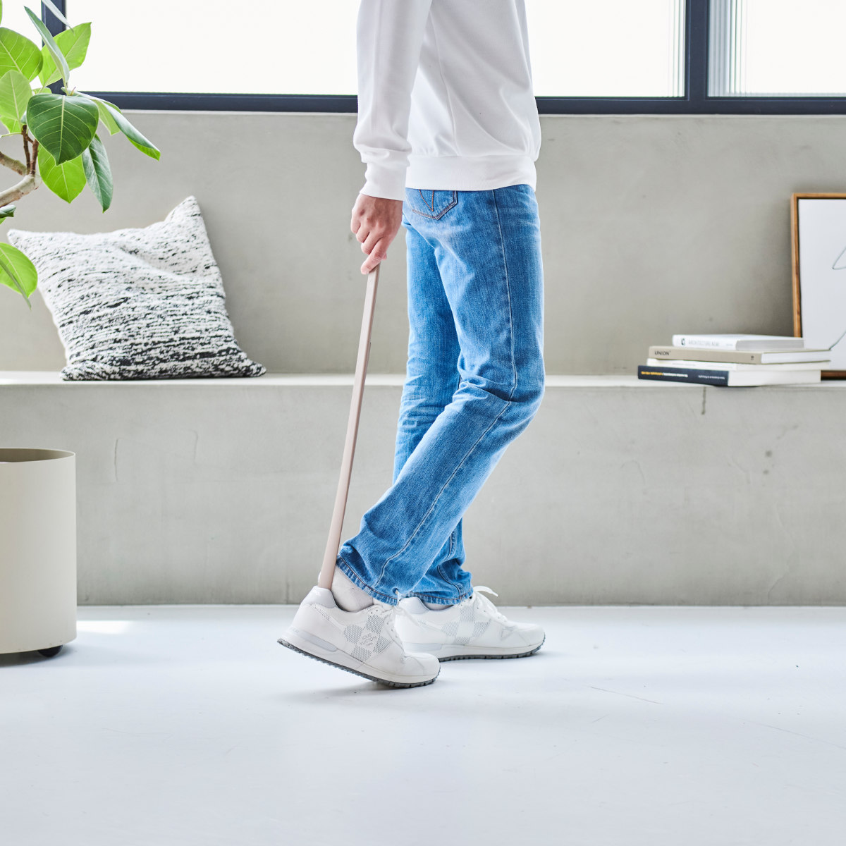 靴べら かがまない靴べら マグネット付き ロング ( 靴ベラ マグネット 立ったまま 使える 腰痛 壁掛け 軽い 日本製 長さ65cm 玄関用品 雑貨 石膏ボード 玄関周り シューズクローク 靴 シューズ用品 おしゃれ スタイリッシュ スリム ) 【ブラック】 ブラック