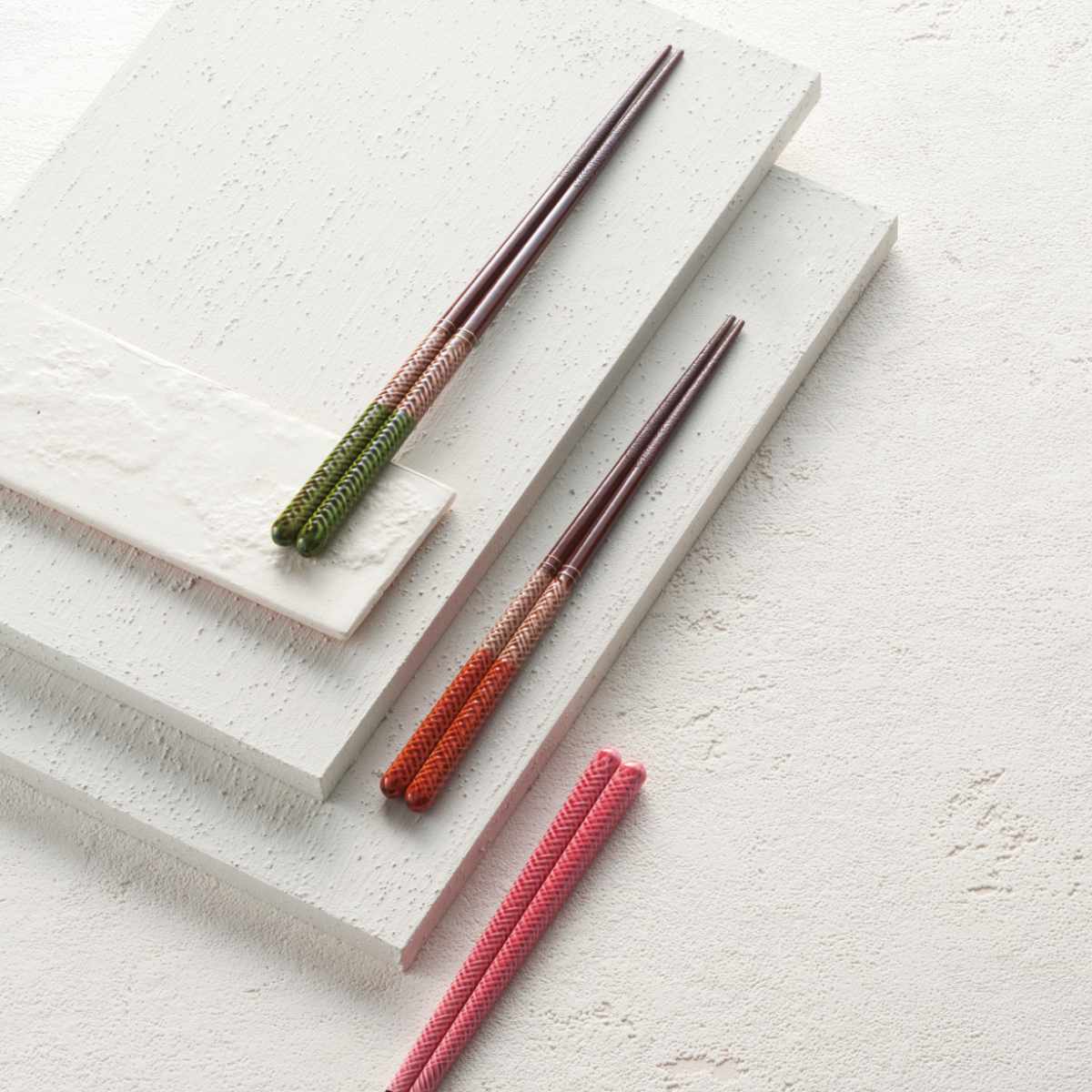 箸 20.5cm 23cm 色紬 本乾漆塗 木製 ( 食洗機対応 お箸 はし 大人 木 和食器 カトラリー 艶仕上げ すべり止め おはし ハシ 木製箸 男性 女性 おしゃれ 鮮やか 柄 カラー つや 先丸 1膳 単品 ) 【ピンク】 ピンク