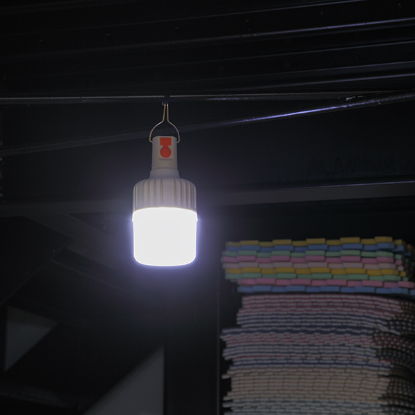 LEDライト ポータブル 2段階切り替え フラッシュ点滅機能付き （ 充電