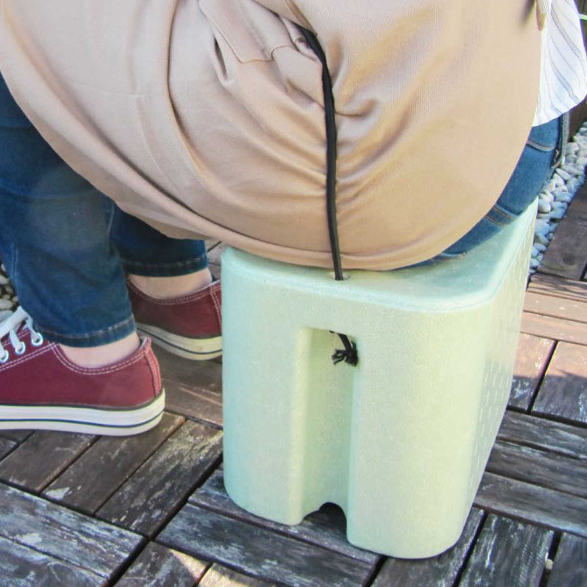 作業椅子 軽イス かる助グリーン 石山 （ 作業用 椅子 イス 軽量 ガーデニング用品 園芸用品 草むしり 畑 園芸 農作業 ガーデン 草取り 除草 足腰 腰痛 負担軽減 移動 自由 座る コンパクト 作業効率 紐付き ）