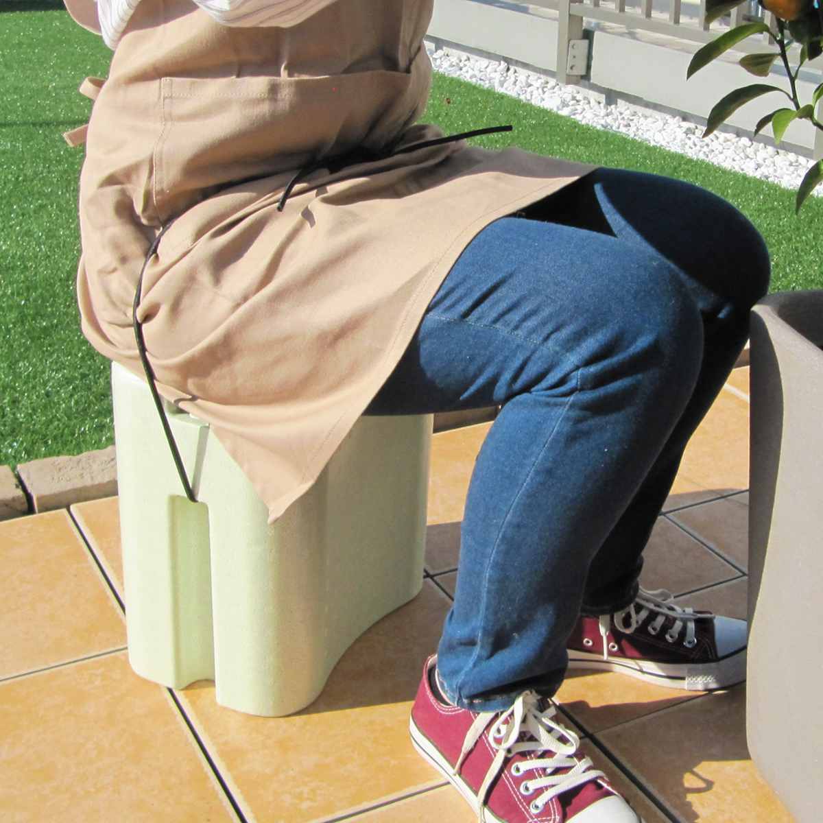 作業椅子 軽イス 長助グリーン 石山 （ 作業用 椅子 イス 軽量 ガーデニング用品 園芸用品 草むしり 畑 園芸 農作業 ガーデン 草取り 除草 足腰 腰痛 負担軽減 移動 自由 座る コンパクト 作業効率 紐付き ）