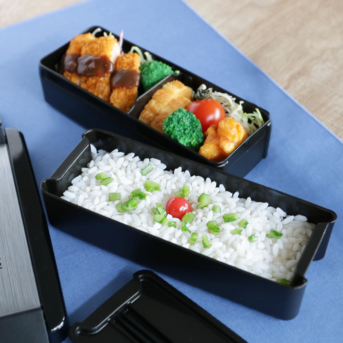 弁当箱 680ml 2段 イージーケアランチボックス ( お弁当箱 パッキン一体式 ランチボックス 食洗機対応 レンジ対応 二段 食洗機OK レンジOK お弁当 弁当 仕切り付き 箸 お箸 箸付き スリム )