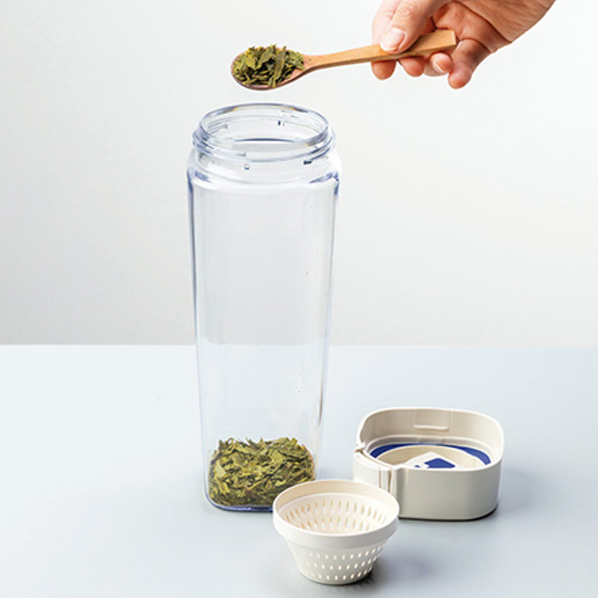 冷水筒 1.2L タテヨコ茶こし付シームレスピッチャー ( スリム ピッチャー 日本製 ワンプッシュ パッキン一体型 横置き 熱湯OK 洗いやすい 縦置き 一体型 ロック付き 防汚加工 茶こし付き ハンドルなし )